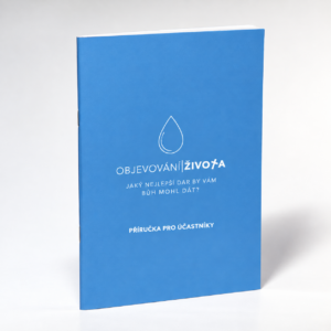 Objevování života – modrá příručka pro účastníky na bílém pozadí